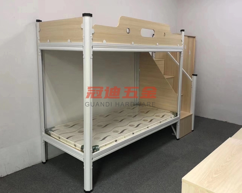 上下鋪鐵床在梯步的穩(wěn)固性與連接設(shè)計(jì)上需注意？